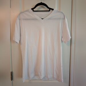 True Classic v-neck tee, size M